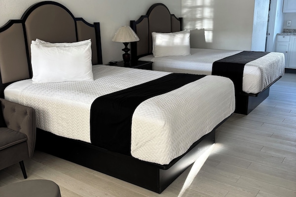 Family Studio | Soundproofing, cribs/infant beds, free WiFi, bed sheets
