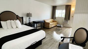 Classic Studio, 1 King Bed with Sofa bed | Soundproofing, cribs/infant beds, free WiFi, bed sheets