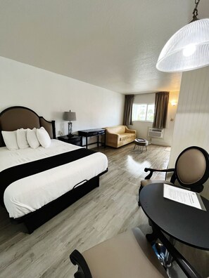 Classic Studio, 1 King Bed with Sofa bed | Soundproofing, cots/infant beds, free WiFi, bed sheets