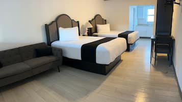 Family Studio | Soundproofing, cribs/infant beds, free WiFi, bed sheets