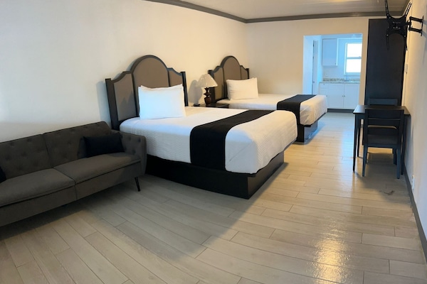 Family Studio | Soundproofing, cribs/infant beds, free WiFi, bed sheets