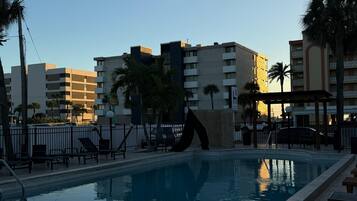 Utendørsbasseng, bassengparasoller og solsenger