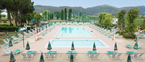 Außenpool (je nach Saison geöffnet), Liegestühle