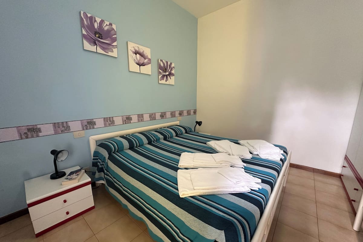 1 bedroom, blackout drapes, free cribs/infant beds, free WiFi