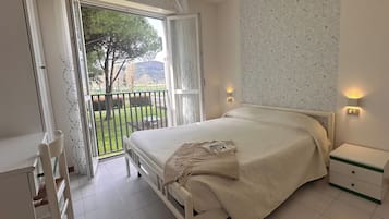 Appartement 4 personnes - 1 chambre - Climatisé - Terrasse - Rénové | 1 chambre, rideaux occultants, lits bébé (gratuits), Wi-Fi gratuit
