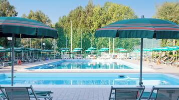 Seasonal outdoor pool, sun loungers