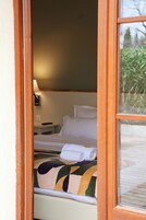 Deluxe-rum - terrass | Sängtillbehör av högsta kvalitet, Select Comfort-madrasser och minibar