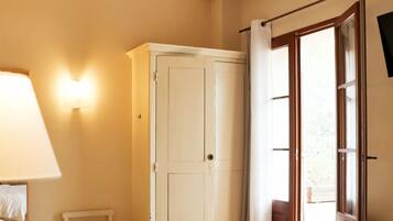 Deluxe kamer, terras | Luxe beddengoed, Select Comfort-bedden, een minibar