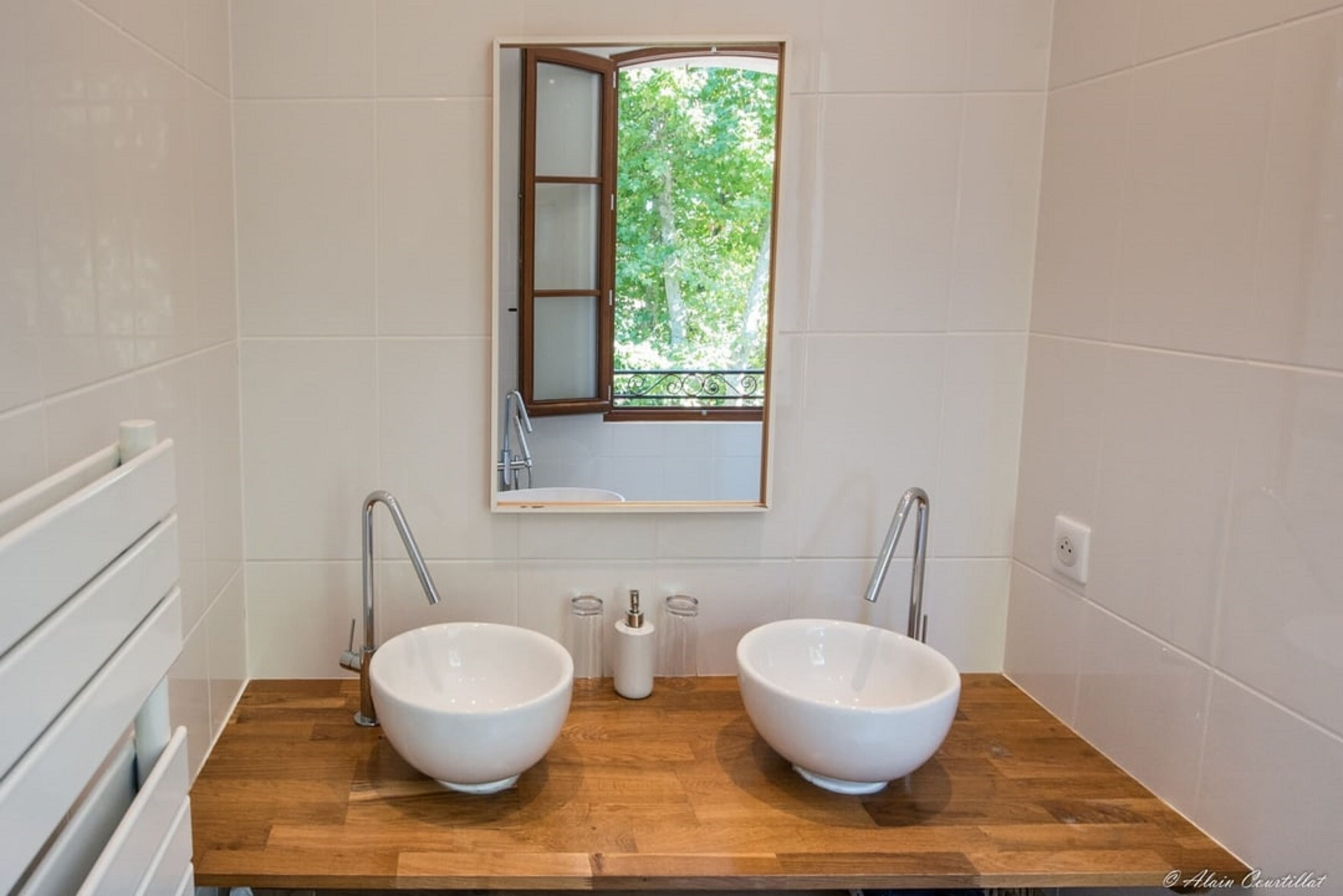 triple room | bathroom | free toiletries, hair dryer, towels, soap