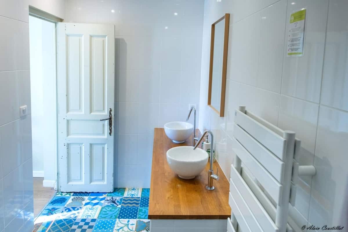 triple room | bathroom | free toiletries, hair dryer, towels, soap