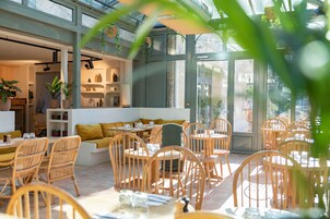 Se sirven almuerzos y cenas, cocina francesa