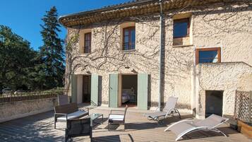 Deluxe-huone, terassi | Ylelliset vuodevaatteet, Select Comfort -patjalliset sängyt, minibaari