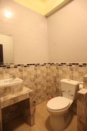 Douche, articles de toilette gratuits, sèche-cheveux, chaussons