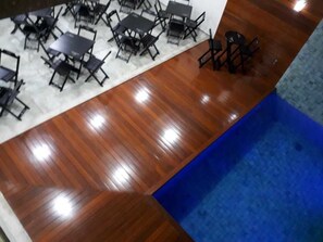 室内游泳池，日光浴躺椅