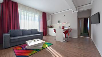 Apartment, 2 Schlafzimmer, Balkon, eingeschränkter Seeblick | Wohnzimmer | Flachbildfernseher, Pay-TV