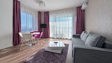 Apartment, 2 Bedrooms, Balcony, Partial Lake View | Living room
