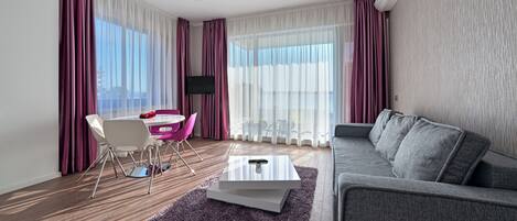Appartement, 2 chambres, balcon, vue partielle sur le lac | Salle de séjour