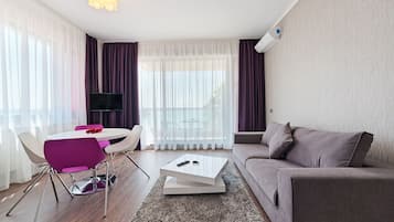 Apartment, 2 Schlafzimmer, Balkon, eingeschränkter Seeblick | Wohnbereich | Flachbildfernseher, Pay-TV