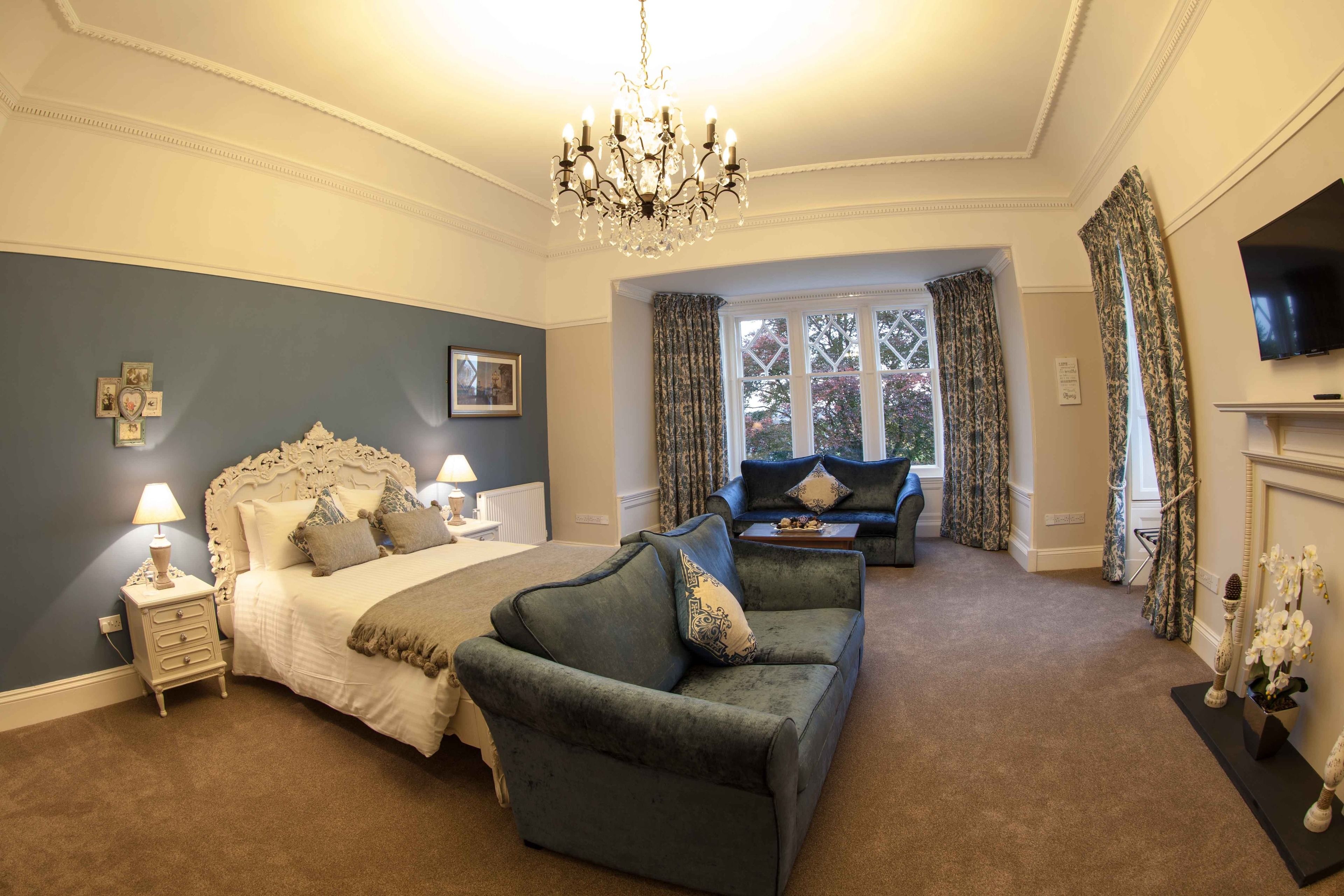 Junior Suite | In-room safe, desk, iron/ironing board, WiFi