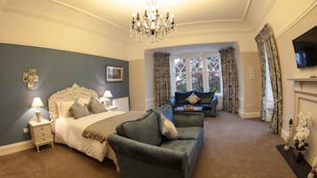 Junior Suite | In-room safe, desk, iron/ironing board, WiFi