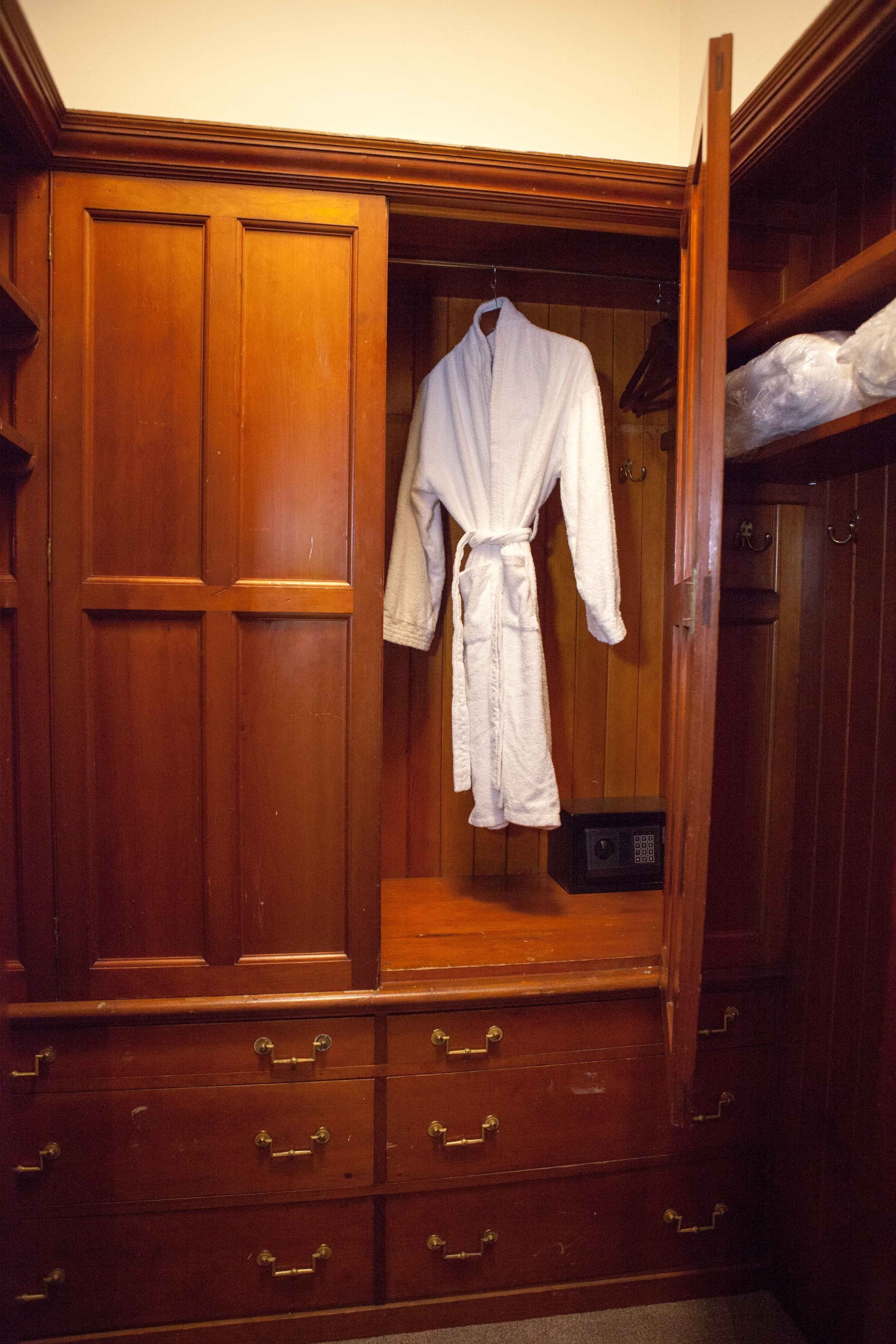 junior suite | 5 bedrooms, in-room safe, desk, iron/ironing board