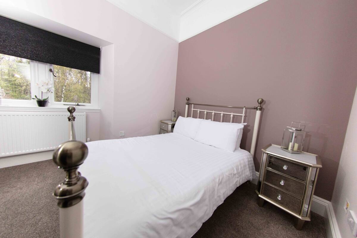 Basic Double Room, 1 Double Bed (3rd floor, no elevator) | In-room safe, desk, iron/ironing board, WiFi