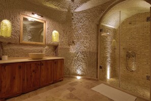 Fairy Chimney Suite | Bathroom | Separate tub and shower, deep soaking tub, free toiletries, hair dryer - Panoramic Cave Hotel (Nevsehir)