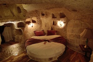 Fairy Chimney Suite | Ropa de cama de alta calidad, edredones de plumas, minibar