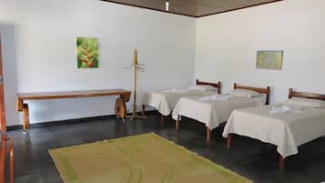 Quarto triplo standard | Escrivaninha, berços grátis, camas extras/dobráveis, Wi-Fi de cortesia