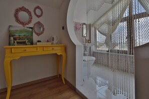 A bathroom with a white sink, a mirror, and a yellow vanity with a painting. - Cozy Villa Cappadocia (Nevsehir)