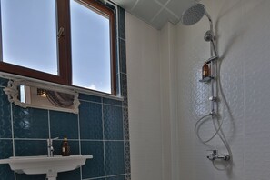 Chambre Deluxe double | Salle de bain | Articles de toilette (gratuits), séchoir à cheveux, pantoufles