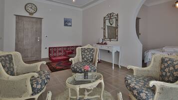 Deluxe Suite | 1 bedroom, premium bedding, free minibar, desk