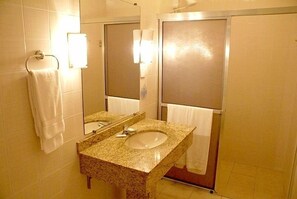 Regadera, amenidades de baño gratuitas, secadora de cabello