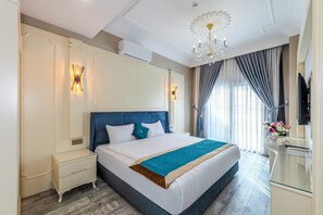Deluxe Double Room, Balcony | Draps en coton égyptien, literie de qualité, couette en duvet, minibar