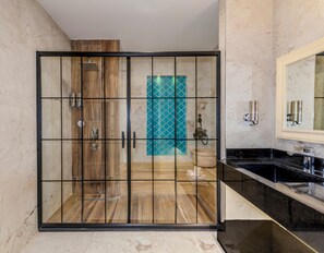 Shower, rainfall showerhead, free toiletries, hair dryer - Marnas Hotels (Istanbul)