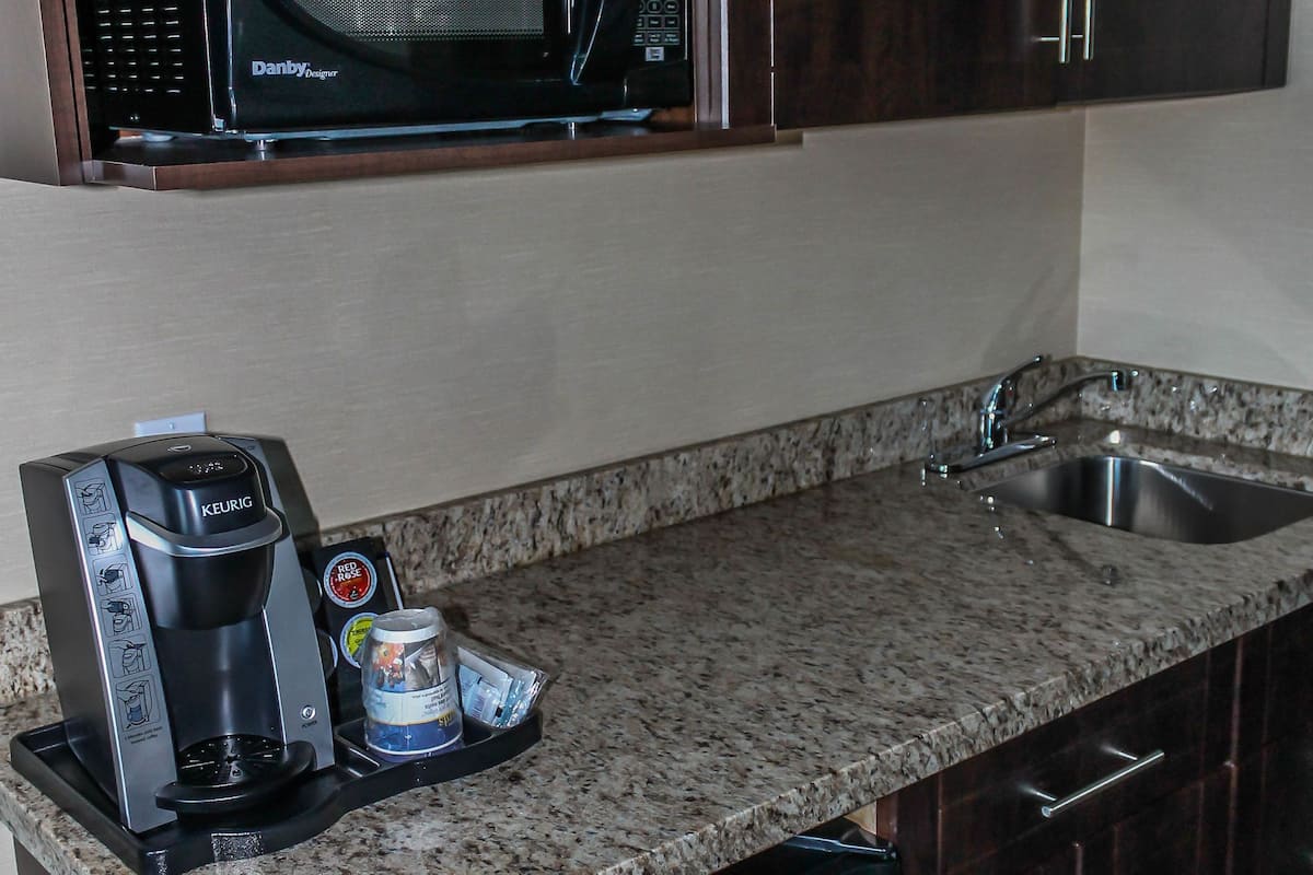 1 bedroom, premium bedding, pillow-top beds, desk