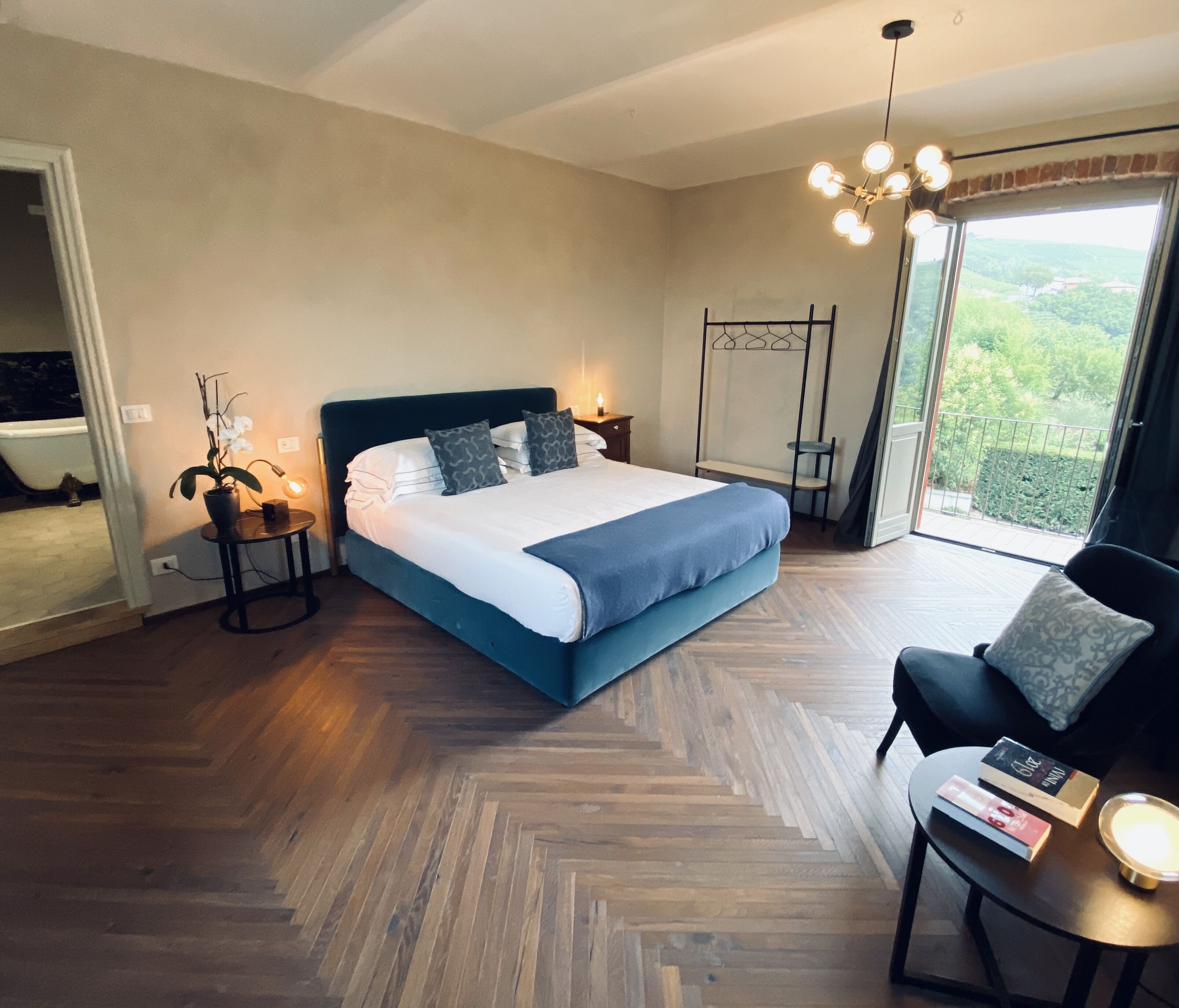 Romantic Junior Suite, vista vigneti | 1 sovrum, italienska Frette-lakan och sängtillbehör av högsta kvalitet