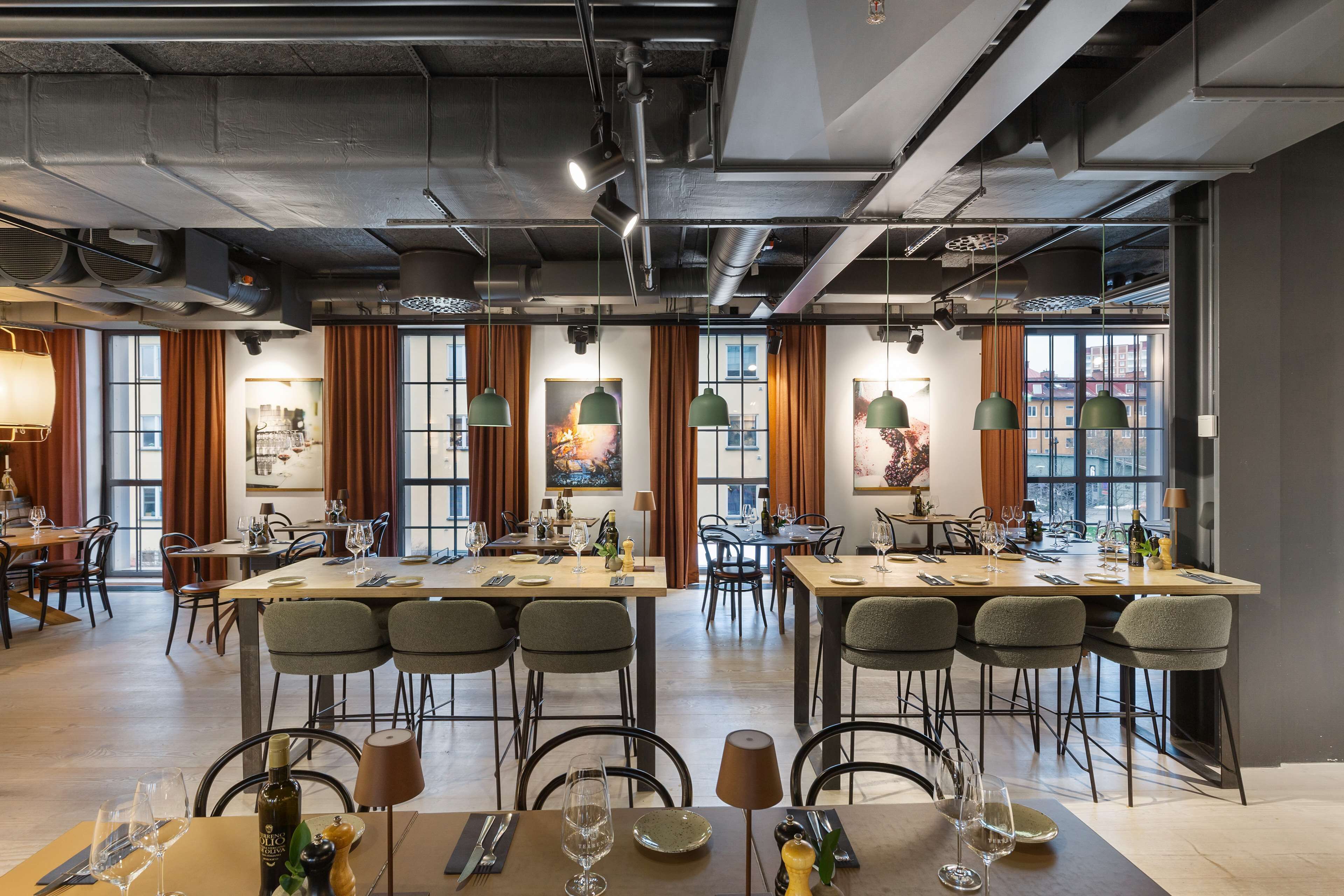 2 restaurants, breakfast, lunch, dinner served; italian cuisine