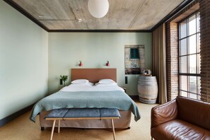 Minibar, caja de seguridad en la habitación y escritorio 