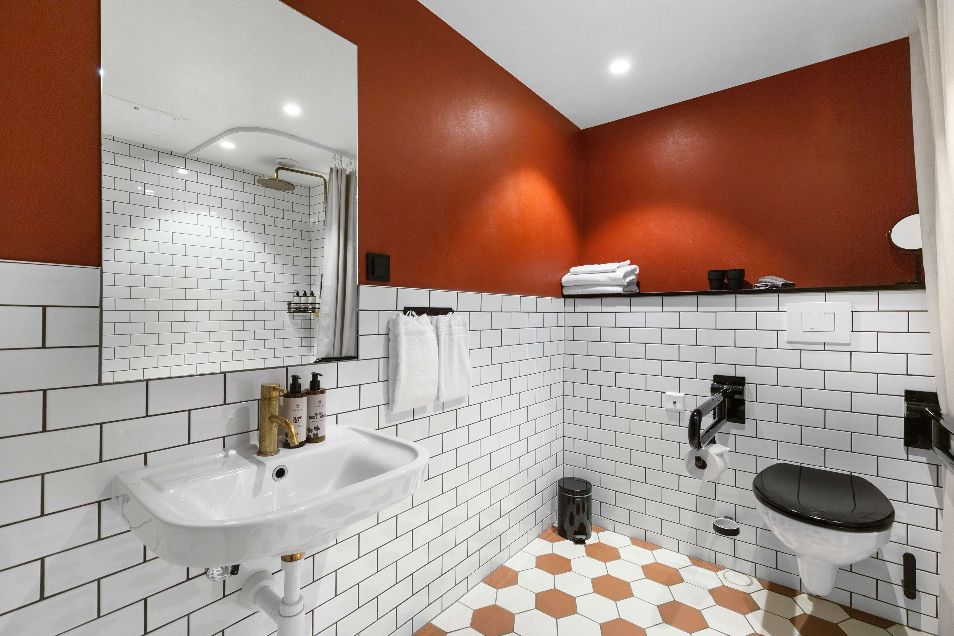 superior room, 2 single beds, non smoking | bathroom | shower, free toiletries, towels