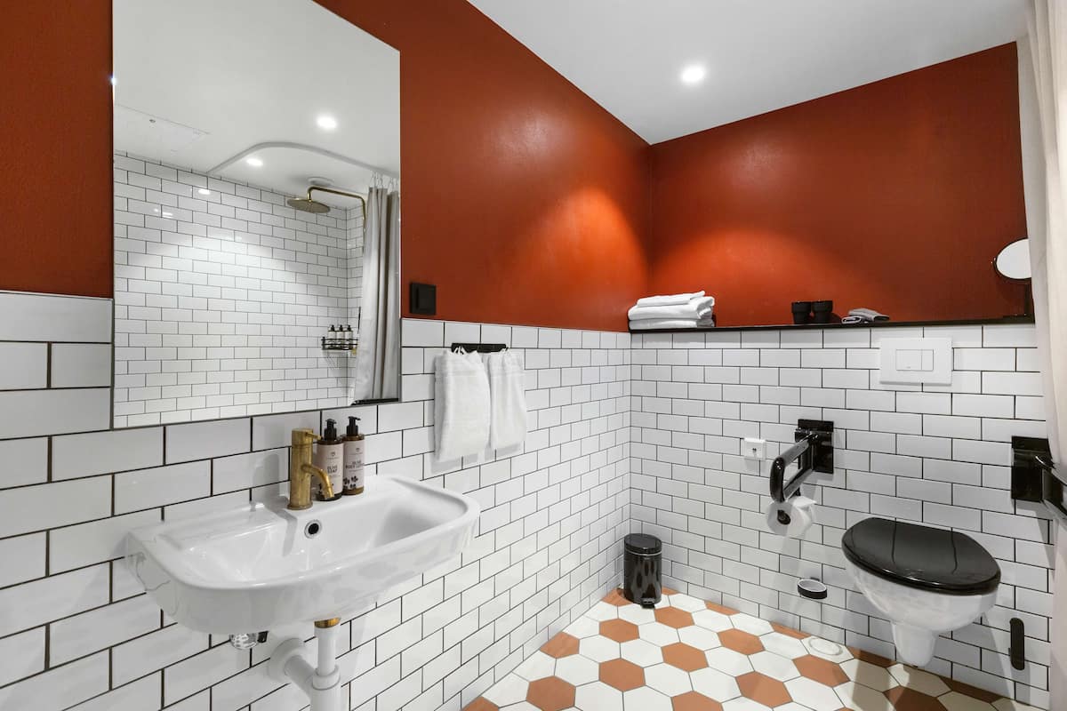 superior room, 2 single beds, non smoking | bathroom | shower, free toiletries, towels