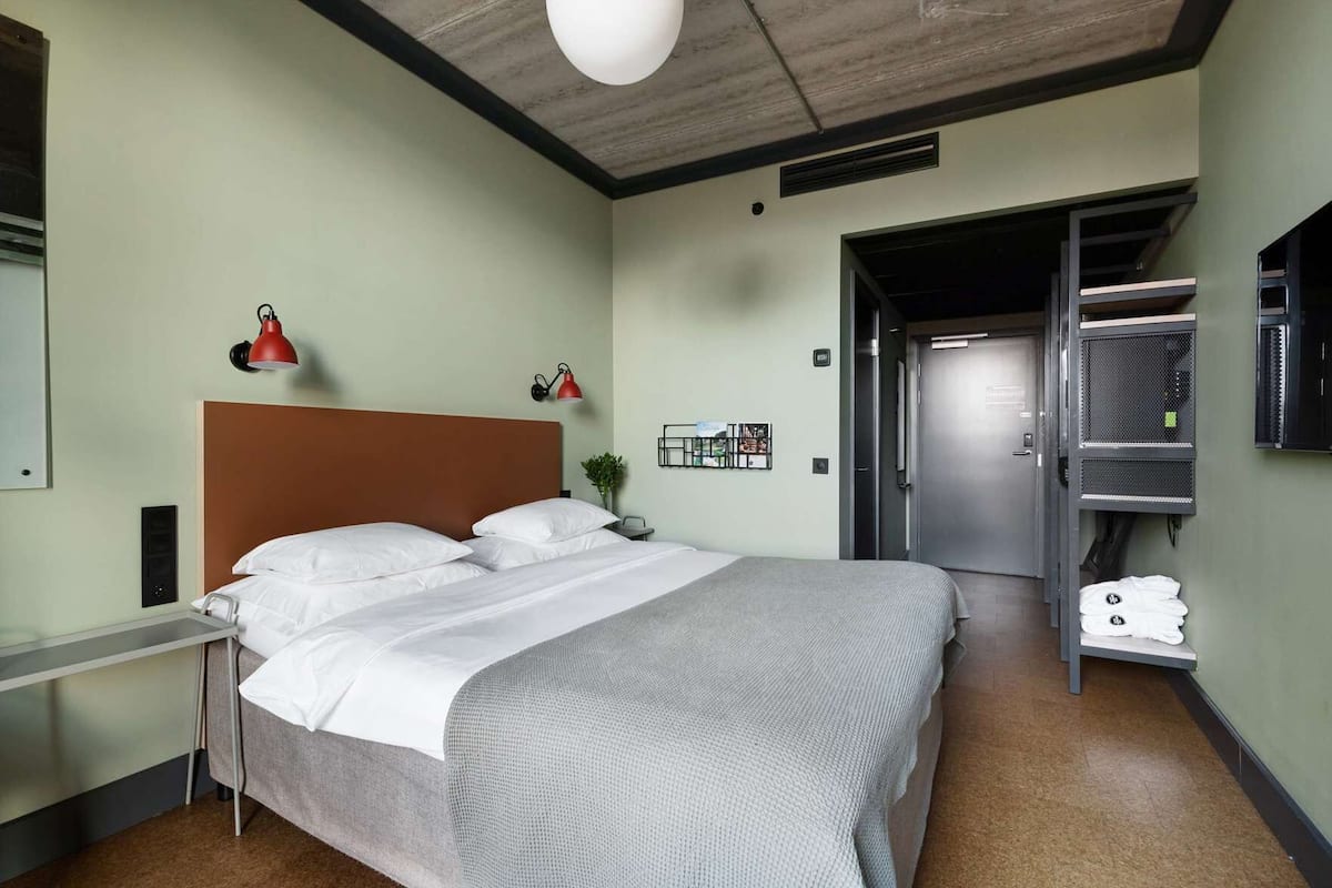 Minibar, Zimmersafe, Schreibtisch, Verdunkelungsvorhänge