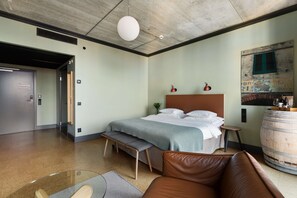 Minibar, caja de seguridad en la habitación y escritorio 