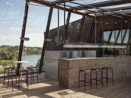2 bares/lounges, bar de vinhos, bar na cobertura