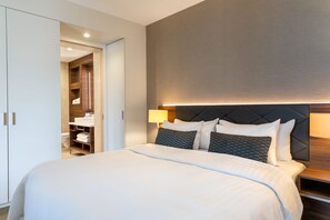 Suite – deluxe, 1 dobbeltseng | Sengetøy av topp kvalitet, senger med overmadrass og safe på rommet