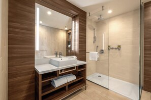 Toalettartikler (inkludert), hårføner, håndklær og såpe