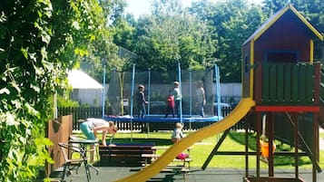 Área de juegos infantiles al aire libre