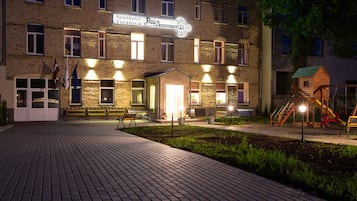 Fachada de la propiedad por la tarde o noche