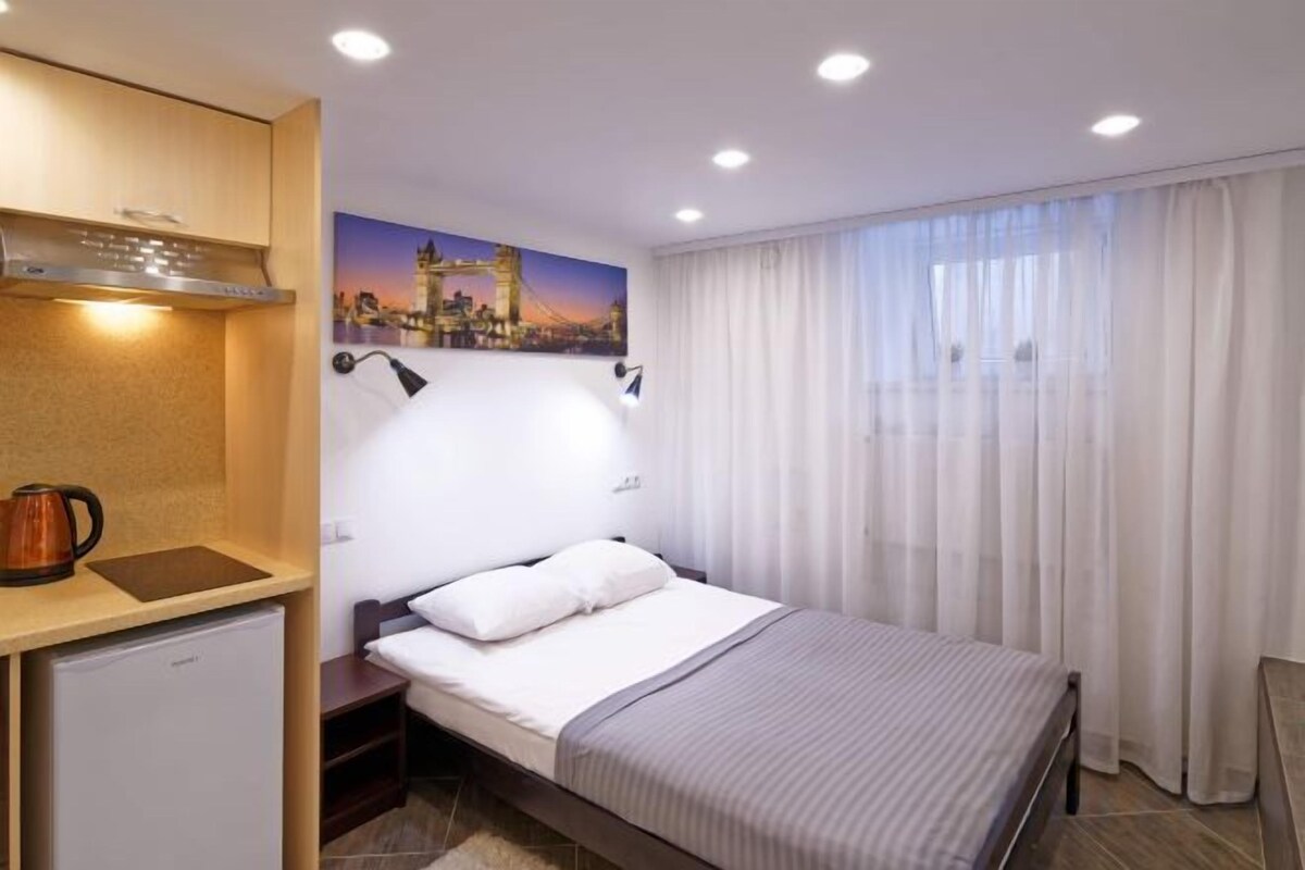 Roupas de cama antialérgicas, frigobar, escrivaninha, cortinas blackout
