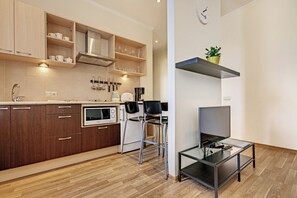 Departamento empresarial, 1 habitación, cocina | Cocina privada | Refrigerador, microondas, cafetera y tetera y tetera eléctrica 